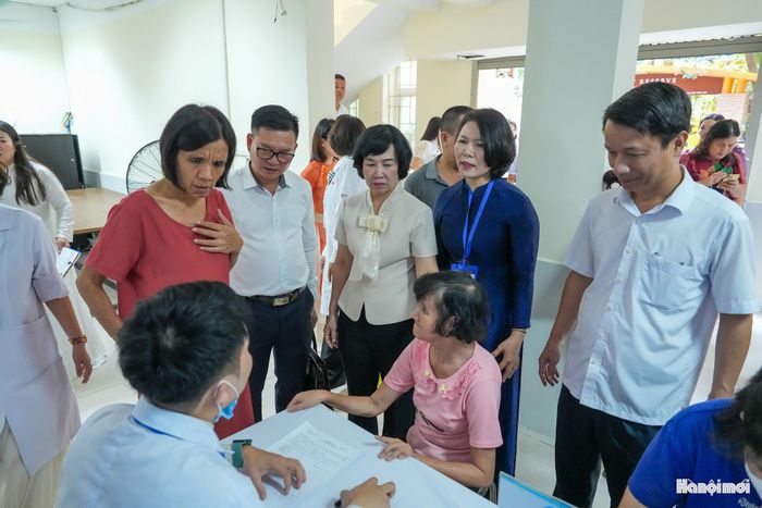 Tổ chức hoạt động khám, chăm sóc sức khỏe cho người khuyết tật trên địa bàn phường Ngọc Hà. Ảnh: Duy Khánh