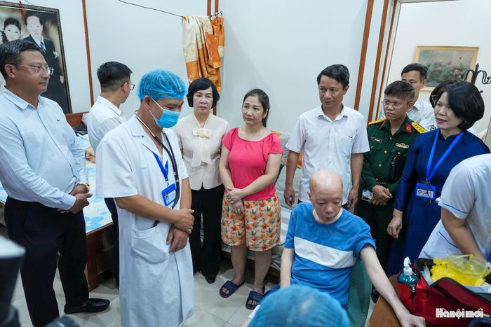 Tổ chức hoạt động khám, chăm sóc sức khoẻ cho người khuyết tật nặng tại hộ gia đình trên địa bàn phường Ngọc Hà. Ảnh: Duy Khánh