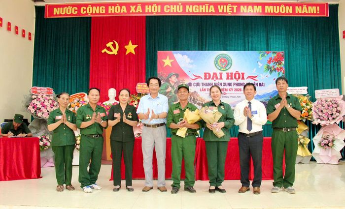 Phó Chủ tịch Hội Cựu TNXP thành phố Hà Nội Đỗ Văn Thành và Chủ tịch Ủy ban Mặt trận Tổ quốc Việt Nam xã Yên Bài Hoàng Chiến Thắng tặng hoa chúc mừng Ban Chấp hành Hội Cựu TNXP xã Yên Bài khóa I. Ảnh: Nguyệt Ánh