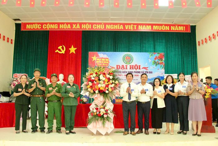 Lãnh đạo xã Yên Bài tặng hoa chúc mừng Đại hội. Ảnh: Nguyệt Ánh