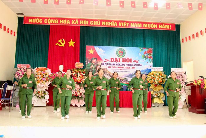 Chương trình văn nghệ của các cựu TNXP xã Yên Bài chào mừng Đại hội. Ảnh: Nguyệt Ánh