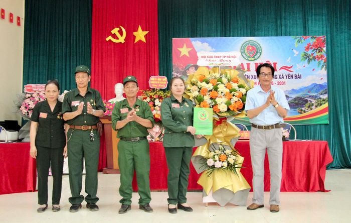Phó Chủ tịch Hội Cựu TNXP thành phố Hà Nội Đỗ Văn Thành tặng hoa chúc mừng Đại hội. Ảnh: Nguyệt Ánh