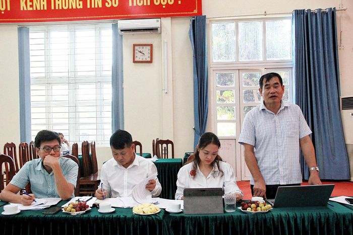 Trưởng ban Dân chủ - Giám sát và Phản biện xã hội Ủy ban MTTQ Việt Nam thành phố Phạm Ngọc Quỳnh nêu ý kiến tại hội nghị. Ảnh: PV