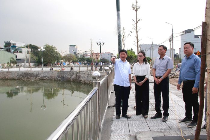 Đoàn kiểm tra tại dự án cải tạo, mở rộng cảnh quan môi trường Đầm Muống. Ảnh: PV
