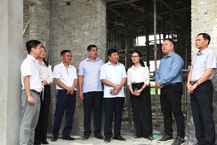 Đoàn kiểm tra dự án xây dựng Nhà văn hóa thôn 4. Ảnh: PV
