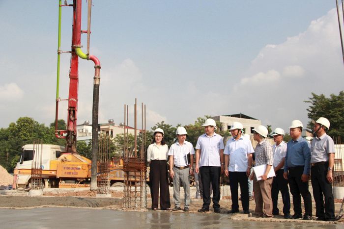 Đoàn kiểm tra tại công trình Trường THCS Sơn Đồng. Ảnh: PV