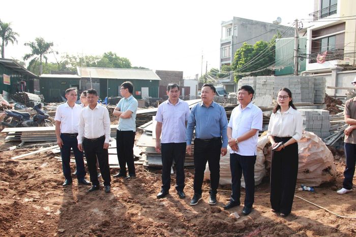 Đoàn kiểm tra dự án xây dựng Trường Mầm non Song Phương A. Ảnh: PV