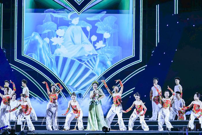Tiết mục kết hợp hát xẩm và nhạc house của Hà Myo tại Concert "Thanh xuân" rực rỡ . Ảnh: Tiền Phong