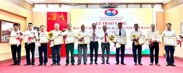 Lãnh đạo xã Đại Thanh trao Huy hiệu Đảng cho các đảng viên. Ảnh: PV