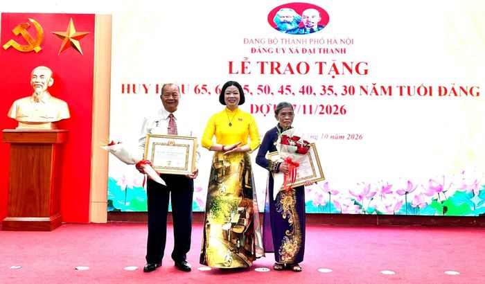 Phó Bí thư Thường trực Đảng ủy xã Đại Thanh Trần Thị Vân trao Huy hiệu Đảng cho các đảng viên lão thành. Ảnh: PV
