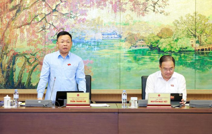Đại biểu Trần Thanh Hà, Phó Trưởng đoàn chuyên trách Đoàn đại biểu Quốc hội thành phố Hà Nội điều hành phiên thảo luận tại Tổ Hà Nội. Ảnh: Văn Tuyến