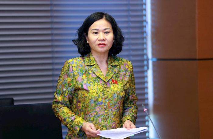 Đại biểu Nguyễn Thị Tuyến (Đoàn Hà Nội) thảo luận tại Tổ Hà Nội sáng 22-10. Ảnh: Văn Tuyến