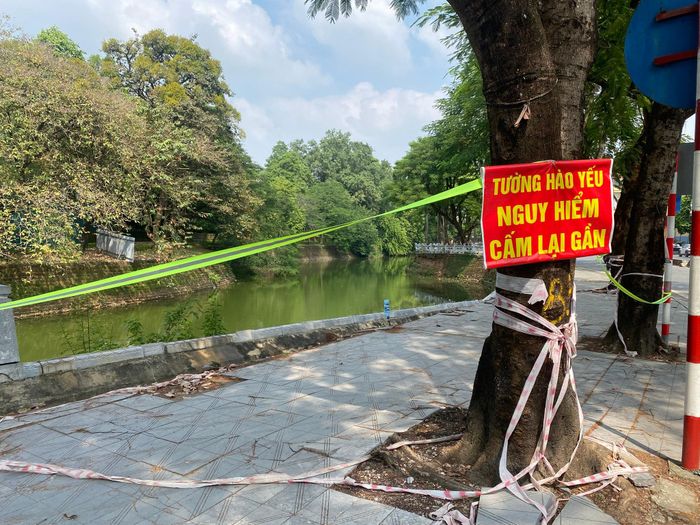 Phường Sơn Tây rào chắn, đặt cảnh báo tại vị trí bờ kè hào thành cổ bị lún, vỡ. Ảnh: Vũ Cường
