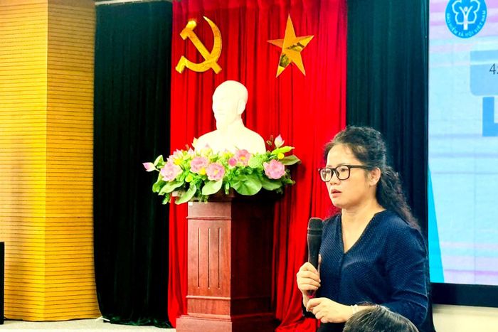 Trưởng phòng Tuyên truyền và Hỗ trợ người tham gia, BHXH thành phố Hà Nội Dương Thị Minh Châu trực tiếp giải đáp những khó khăn, vướng mắc phát sinh từ thực tiễn địa bàn. Ảnh: Mai Hoa