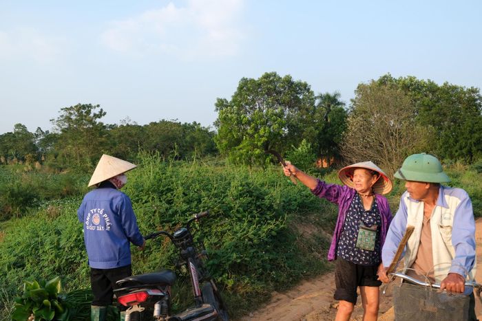 Cư dân thôn An Ninh, xã Kim Anh trao đổi một số thông tin liên quan đến bồi thường hỗ trợ GPMB dự án Khu Công nghiệp sạch Sóc Sơn. Ảnh Sỹ Hào