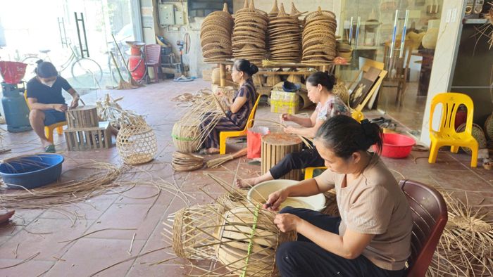 Xây dựng Chi hội Nông dân nghề nghiệp số giúp các hộ làm nghề ở xã Phú Nghĩa gắn kết, hợp tác, chia sẻ năng lực sản xuất. Ảnh: Ánh Dương
