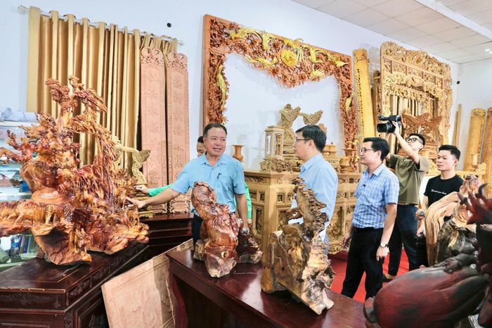 Những hộ làm nghề mộc ở Phú Nghĩa tích cực sản xuất những sản phẩm đặc trưng, độc, lạ. Ảnh: HND