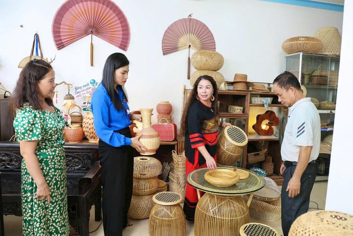 Những hộ làm nghề mây, tre, giang đan ở Phú Nghĩa tích cực sản xuất những sản phẩm đặc trưng, độc, lạ. Ảnh: Ánh Dương