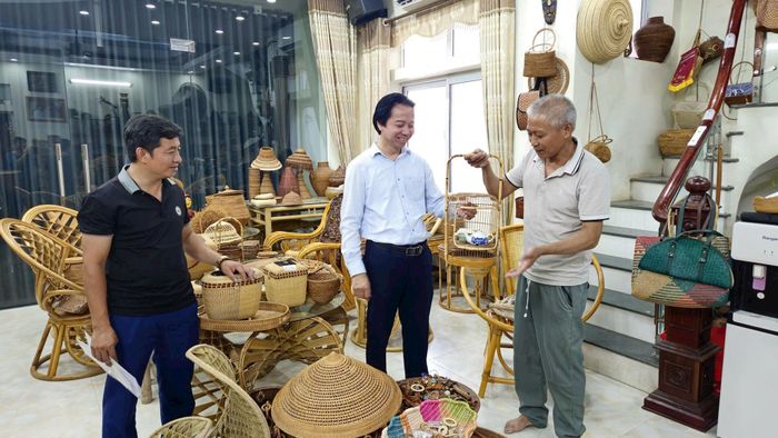 Những hộ làm nghề mây, tre, giang đan ở Phú Nghĩa tích cực sản xuất những sản phẩm đặc trưng, độc, lạ. Ảnh: Ánh Dương