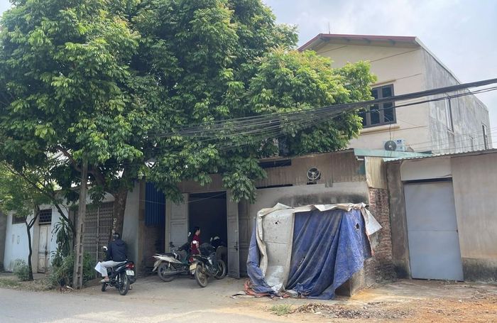 Dù có cùng nguồn gốc đất, nhưng theo dự thảo phương án bồi thường giải phóng mặt bằng, diện tích thu hồi và căn nhà của gia đình bà Ngô Thị Thanh Nga, thôn 2, xã Hoà Lạc chỉ được tính với mức giá hơn 10 triệu đồng. Ảnh PV