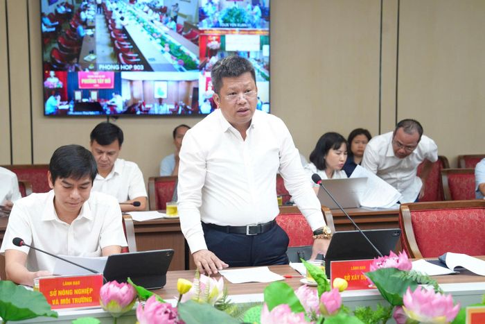 Đại diện lãnh đạo Sở Xây dựng Hà Nội báo cáo tại buổi làm việc. Ảnh Phạm Hùng