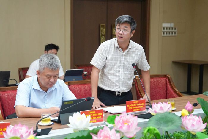 Đại diện lãnh đạo Ban Quản lý dự án đầu tư xây dựng công trình giao thông thành phố Hà Nội báo cáo tại buổi làm việc. Ảnh Phạm Hùng