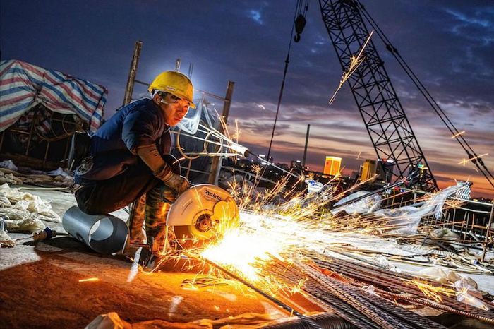 Việc thúc đẩy các dự án đầu tư công được kỳ vọng tạo hiệu ứng lan tỏa tới nhiều lĩnh vực, từ xây dựng, sản xuất vật liệu đến vận tải, thương mại và dịch vụ liên quan. Ảnh minh hoạ: A.D
