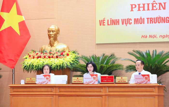 Thường trực HĐND thành phố chủ trì, điều hành phiên chất vấn. Ảnh: Thành Thái