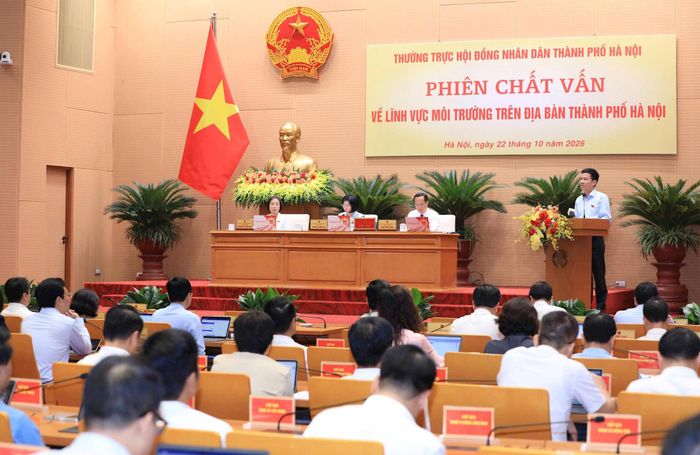 Phó Chủ tịch UBND thành phố Bùi Duy Cường phát biểu tại phiên chất vấn. Ảnh: Thành Thái