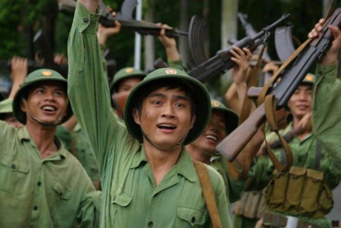 Bộ phim đưa khán giả nhìn lại một giai đoạn lịch sử của đất nước. Ảnh: Đoàn phim