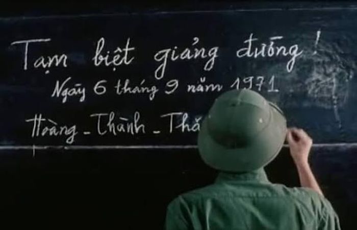 Các sinh viên văn khoa tạm biệt giảng đường vào chiến trường. Ảnh: Đoàn phim