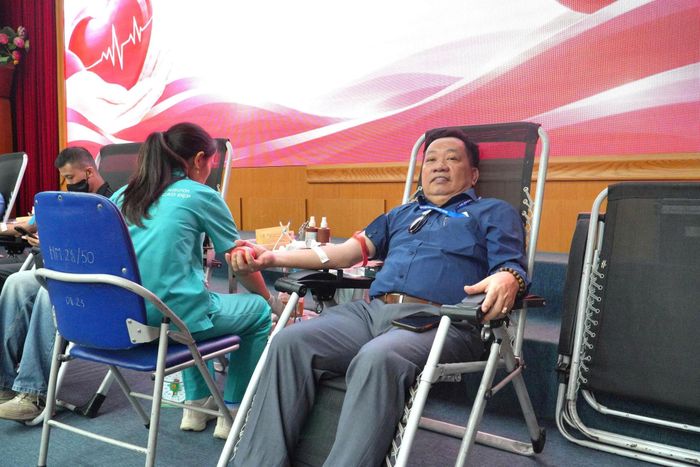 Ông Phan Sỹ Hành, 55 tuổi, chia sẻ việc từng chứng kiến mẹ thiếu máu là một trong những lý do khiến ông duy trì hiến máu nhiều năm qua. Ảnh: Tùng Lâm