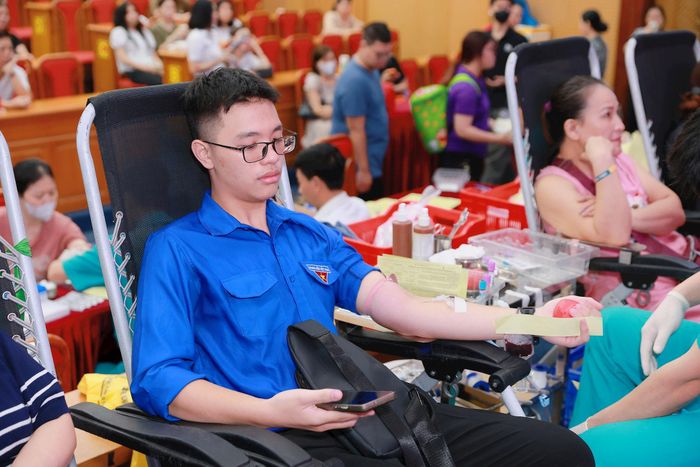 Nhiều bạn trẻ hưởng ứng hiến máu tình nguyện tại phường Thanh Xuân. Ảnh: Tùng Lâm