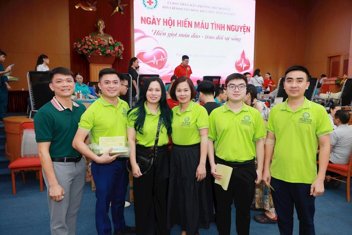 Người tham gia chụp ảnh lưu niệm tại Ngày hội hiến máu tình nguyện phường Thanh Xuân. Ảnh: Tùng Lâm