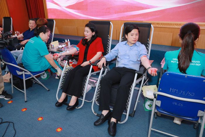 Lãnh đạo phường Thanh Xuân tham gia hiến máu tại ngày hội. Ảnh: Tùng Lâm