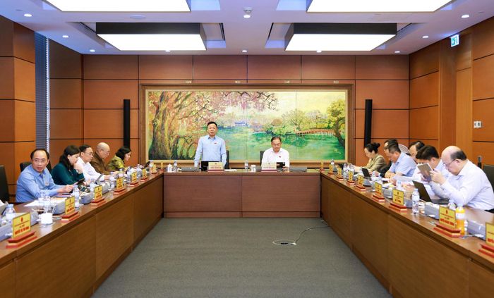 Đại biểu Trần Thanh Hà, Phó Trưởng đoàn chuyên trách Đoàn đại biểu Quốc hội thành phố Hà Nội điều hành phiên thảo luận tại Tổ Hà Nội. Ảnh: Văn Tuyến