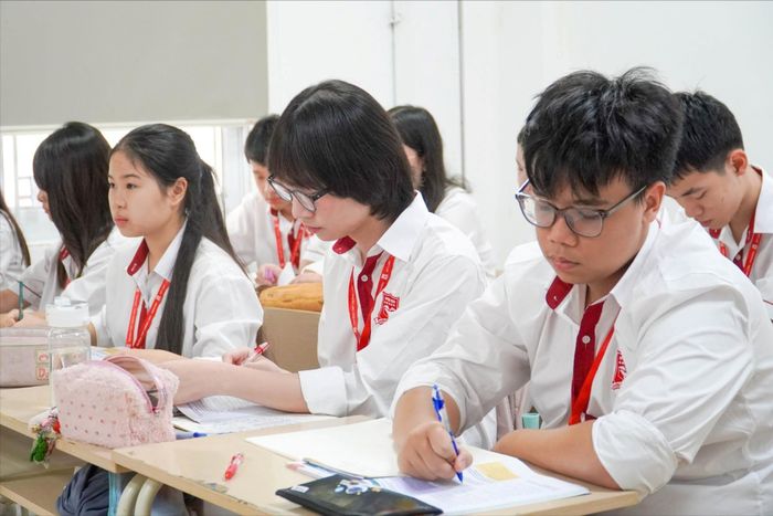 Theo thông tư của Bộ Giáo dục và Đào tạo, học sinh cuối cấp sẽ kiểm tra cuối kỳ bằng đề chung Ảnh: HL