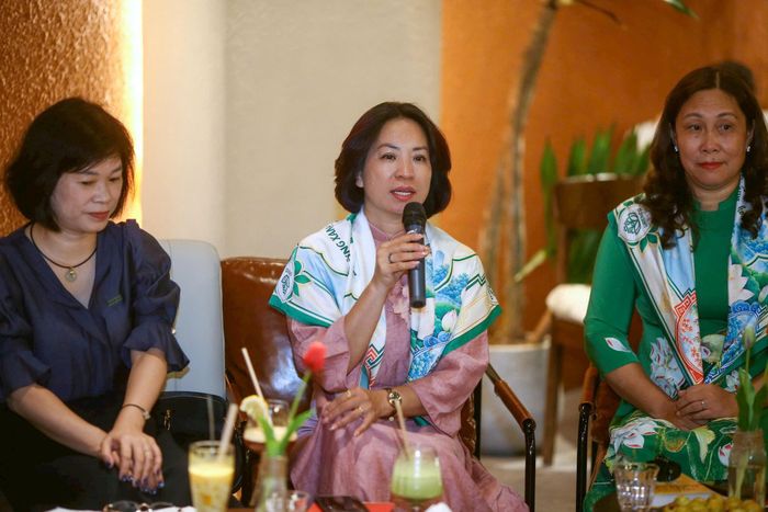 Bà Nguyễn Thị Thúy Hằng, Phó Giám đốc Công ty Môi trường Đô thị Hà Nội, Chi nhánh Hoàn Kiếm chia sẻ tại talkshow “Một giờ với những người làm đẹp thành phố”. Ảnh: Khánh Huy