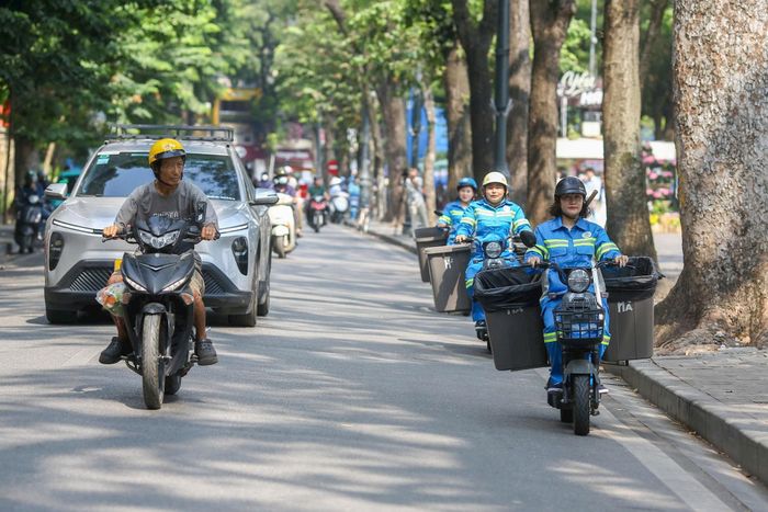 Nữ công nhân môi trường được trang bị xe đạp điện và xe điện ba bánh để thực hiện thu gom rác. Ảnh: Khánh Huy