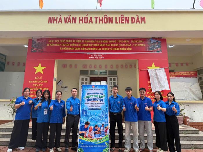 Đoàn thanh niên xã Phù Đổng ra quân "Ngày thứ Bảy tình nguyện". Ảnh PV