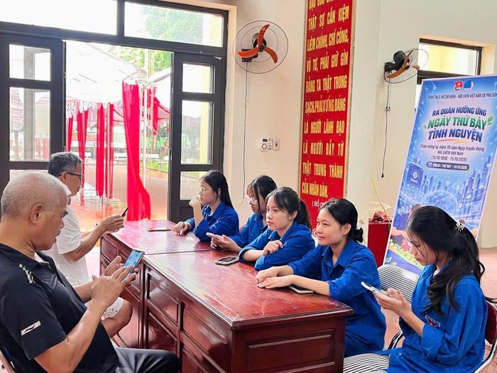 Người cao tuổi được đoàn viên hướng dẫn nhiệt tình, trách nhiệm. Ảnh PV