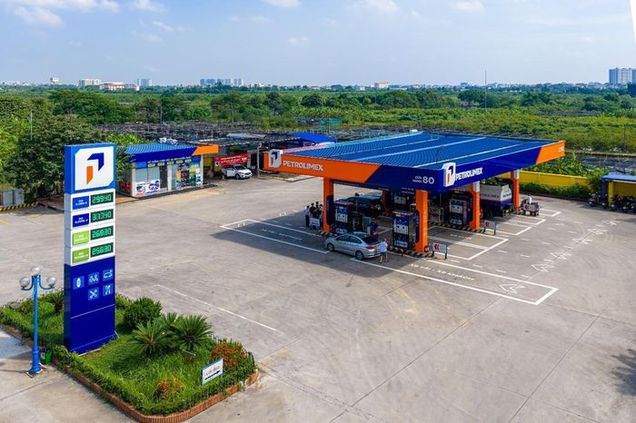Một cửa hàng xăng, dầu của Petrolimex. Ảnh: PTM