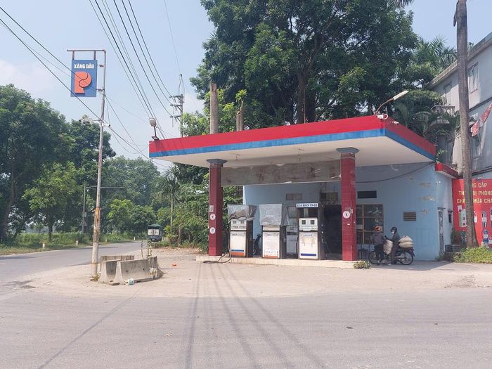 Cửa hàng xăng dầu Dị Nậu, xã Tây Phương. Ảnh: Công Phương