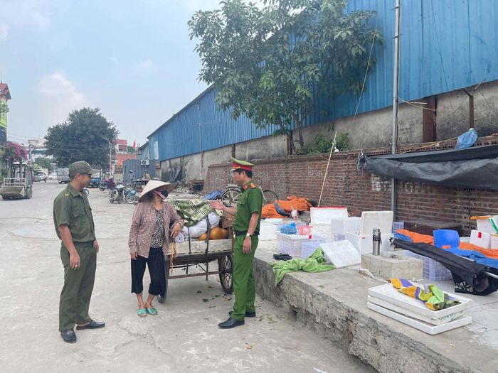 Gần dân lắng nghe và vận động để người dân hiểu. Ảnh: Hoa Hiệp