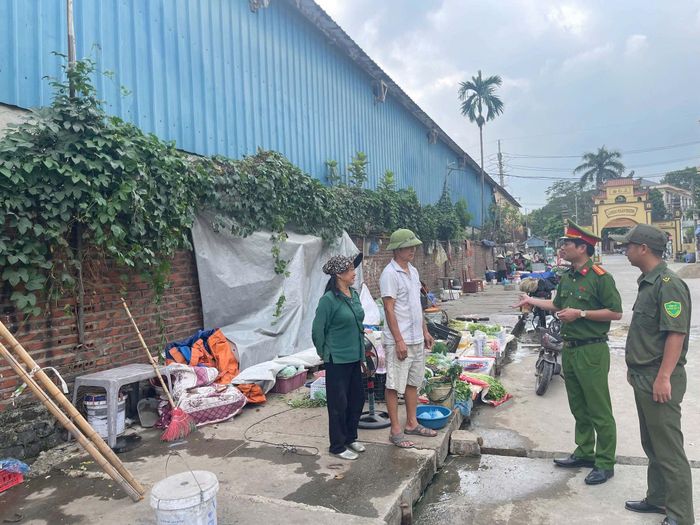 Từ một khu chợ nhỏ hằng ngày, với sự phát triển của đời sống, đã xuất hiện những khu vực tự phát, người dân bày hàng, căng bạt ngay trên tuyến đường mới mở để kinh doanh. Ảnh: Hoa Hiệp
