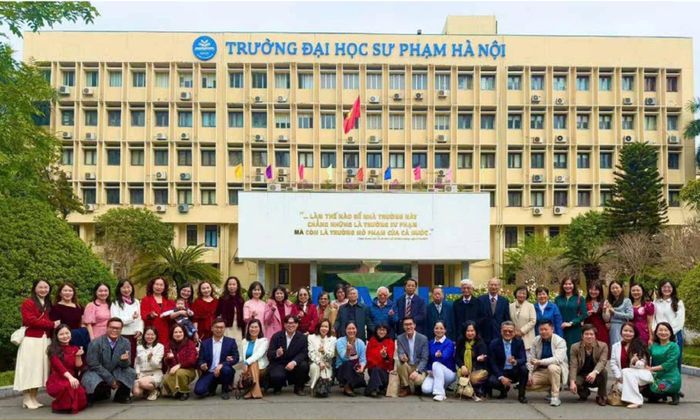 Tập thể cán bộ, giảng viên khoa ngữ văn, Trường Đại học Sư phạm Hà Nội đã góp phần đào tạo nhiều thế hệ giáo viên, nhà nghiên cứu.