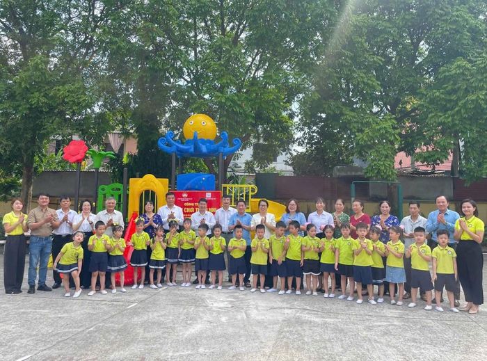 Lãnh đạo Ủy ban MTTQ Việt Nam phường và đại diện các doanh nghiệp bàn giao công trình cho người dân địa phương. Ảnh: PV