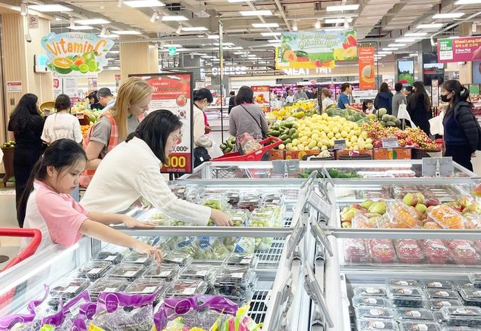 Người tiêu dùng chọn mua trái cây tại trung tâm thương mại. Ảnh: Đỗ Tâm