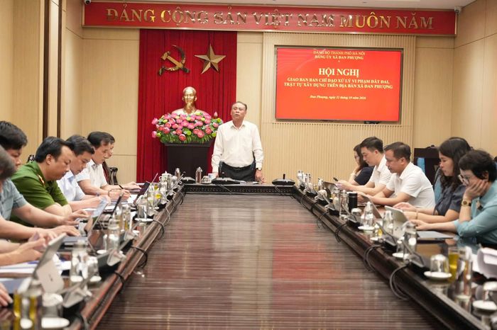 Bí thư Đảng ủy, Chủ tịch HĐND xã Đan Phượng Nguyễn Gia Hiển chủ trì giao ban xử lý vi phạm đất đai, trật tự xây dựng. Ảnh: Nga Nguyễn
