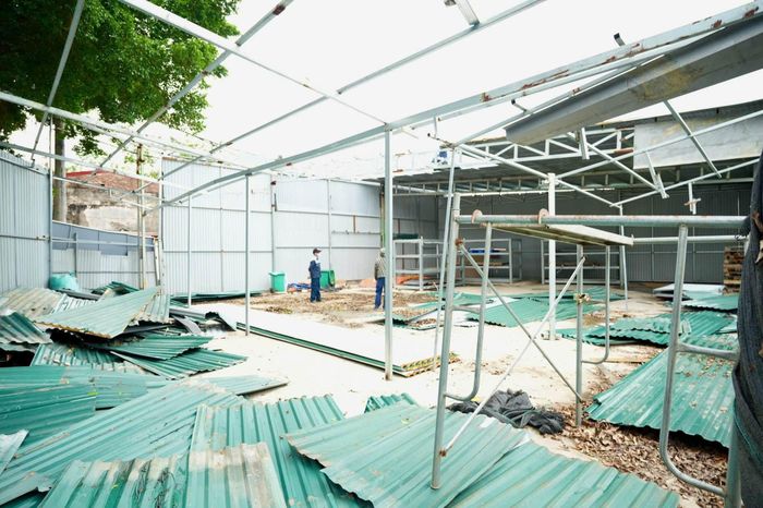 Nhiều hộ dân chủ động tháo dỡ công trình vi phạm. Ảnh: Nga Nguyễn